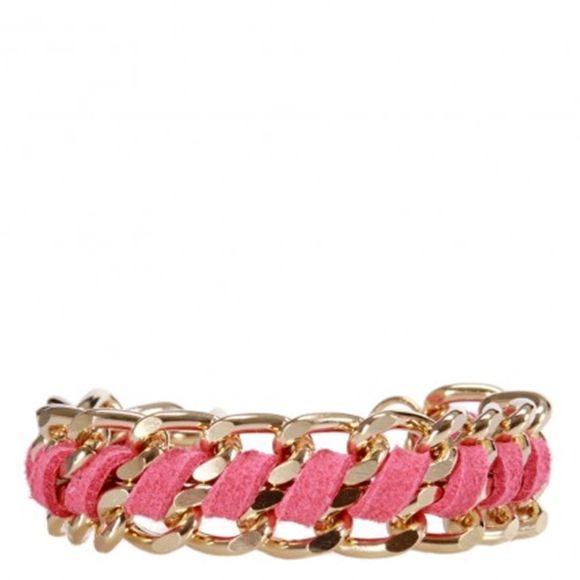 pulseira decorrente dourada e tira de camurça